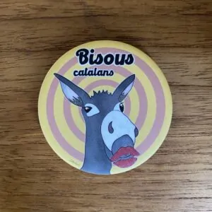 Magnet représentant un âne catalan avec des lèvres rouges, illustration humoristique de Caroline Duboc