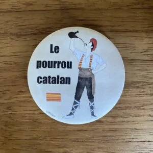 Magnet représentant un homme en costume traditionnel catalan buvant au pourrou, illustration originale de Caroline Duboc