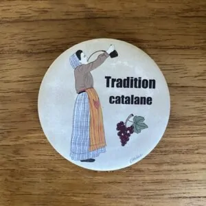 Magnet représentant une femme en costume traditionnel catalan avec une grappe de raisin, illustration de Caroline Duboc