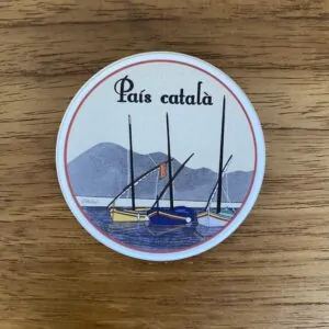 Magnet illustré représentant des barques catalanes aux couleurs du Pays Catalan avec la mer et les montagnes en arrière-plan