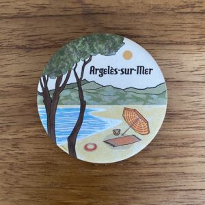 Magnet illustré plage d'Argelès-sur-Mer avec pinède et Méditerranée par Caroline Duboc