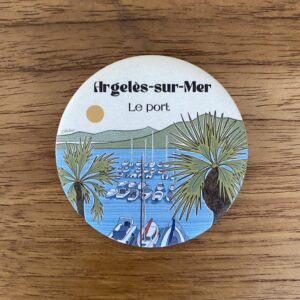 Magnet illustré port d'Argelès-sur-Mer avec bateaux et palmiers par Caroline Duboc