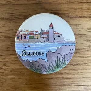 Magnet illustré baie de Collioure avec Notre-Dame-des-Anges et son clocher par Caroline Duboc