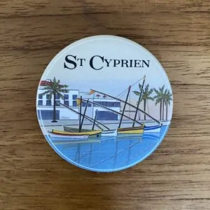 Magnet illustré Saint-Cyprien avec barques catalanes dans le port réalisé par Caroline Duboc