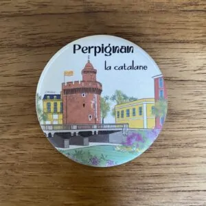 Magnet illustré représentant le Castillet de Perpignan avec la Basse et les jardins de la ville