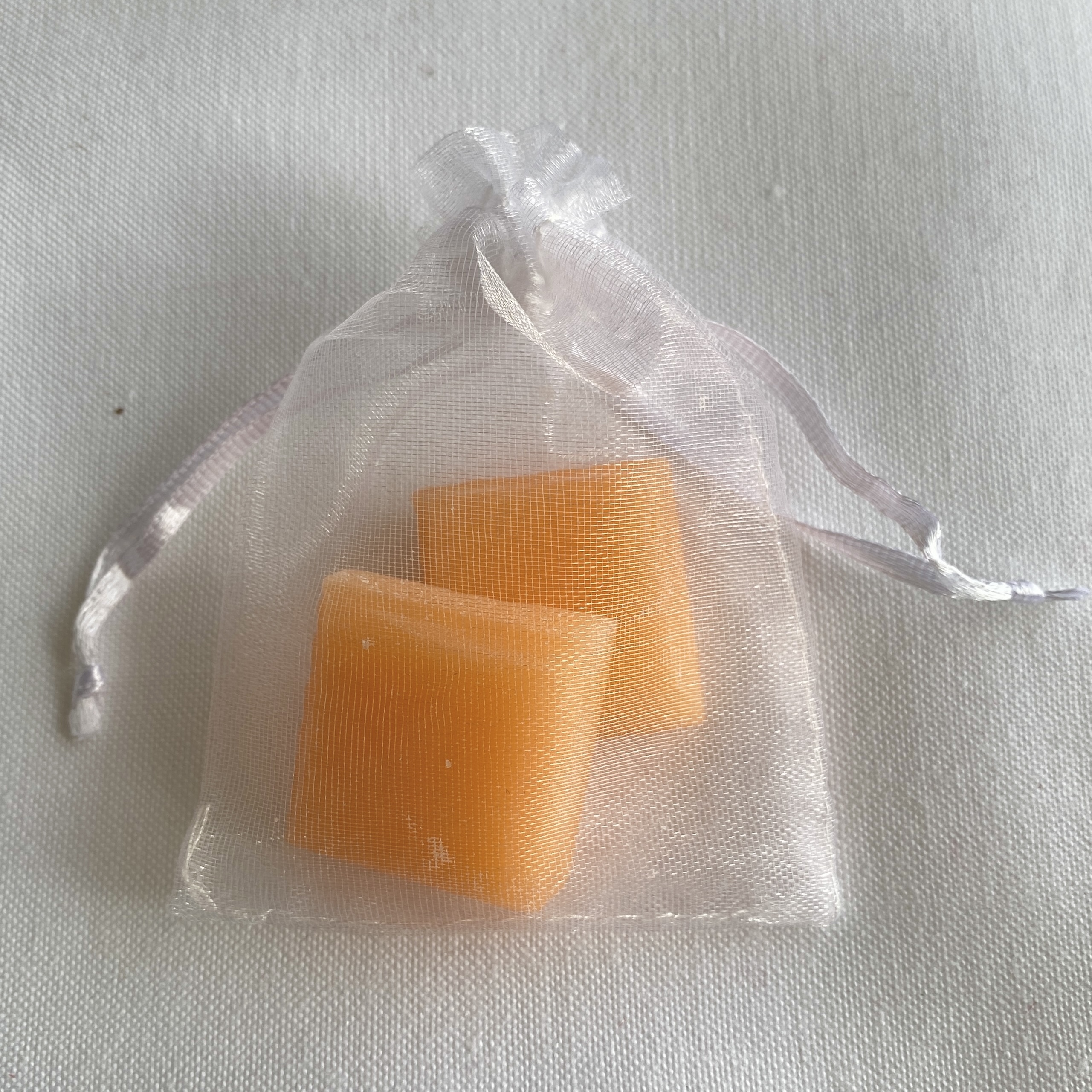 Sachet avec deux carrés de cire parfumée cannelle